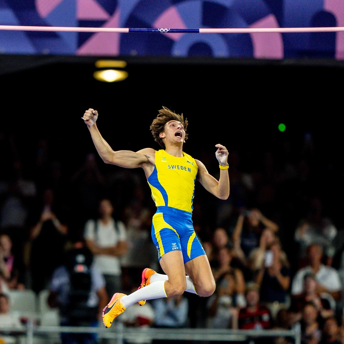 Armand Duplantis bijący rekord świata! Zdjęcie pochodzi z oficjalnych kont Paris 2024
