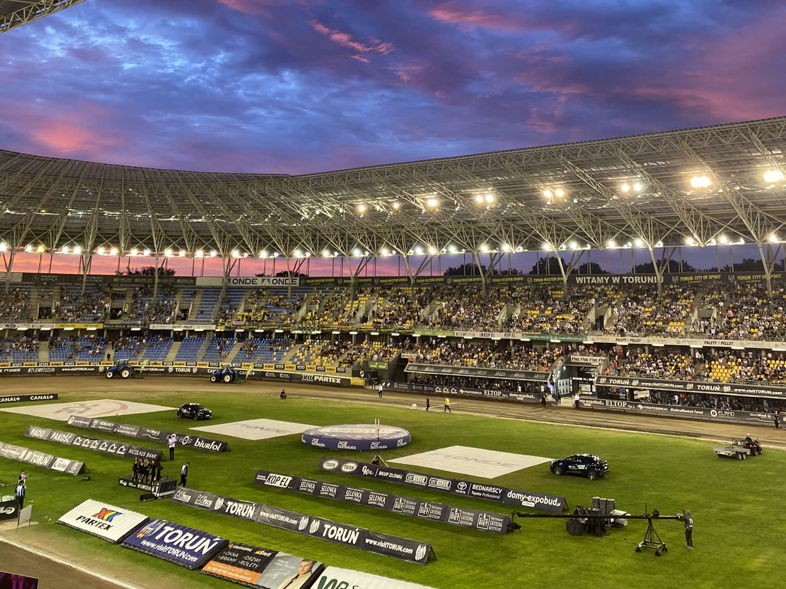 Zdjęcie Motoareny sprzed starcia Stali Gorzów i Apatora Toruń. Zawodnicy ścigali się tego dnia w ładnych okolicznościach pogody.