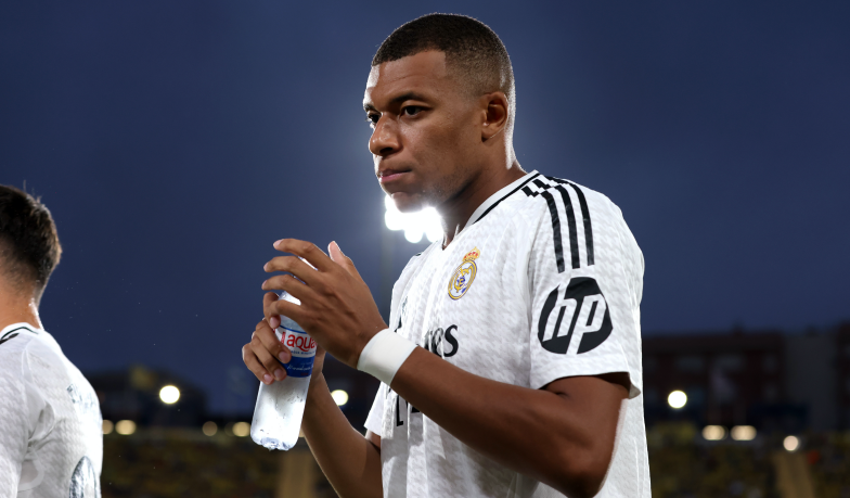 Kylian Mbappe podczas przerwy na nawodnienie/fot. Getty