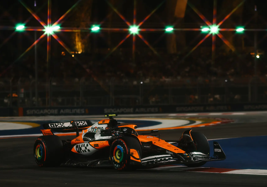 Lando Norris na ulicach Singapuru/fot. mclaren